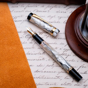 PK0084 - Parker - Black and Pearl small - Collectible fountain pens & more-1